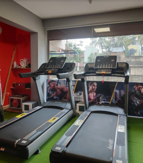 Cardio floor in the evening